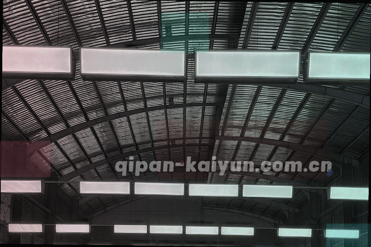 俯视四人牌桌局部，四个牌位与中央区域清晰可辨，画面内无人物