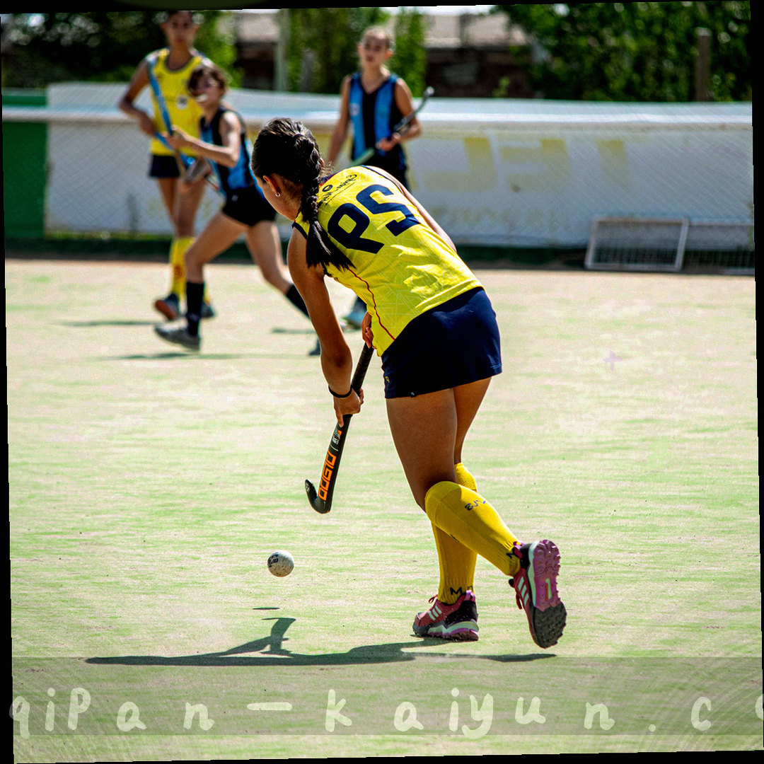 方形边框与棋盘纵横线交织的抽象印记纹样，不含文字